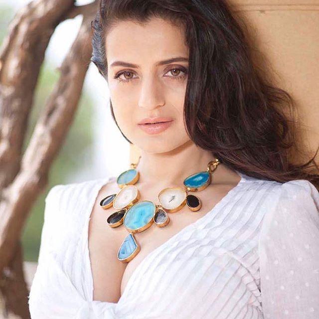 Actress Ameesha Patel Hot & Spicy Cleavage Never Seen Photos