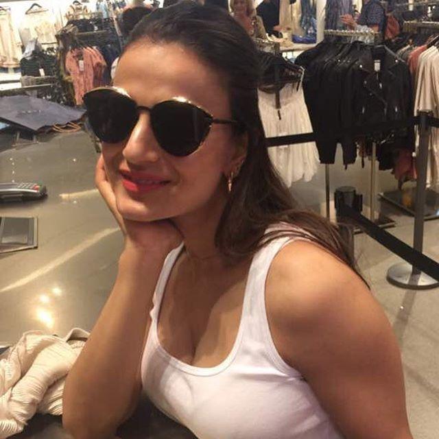 Actress Ameesha Patel Hot & Spicy Cleavage Never Seen Photos