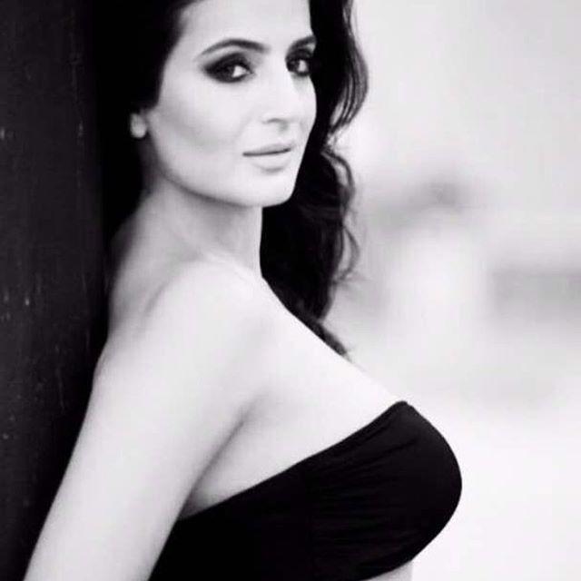 Actress Ameesha Patel Hot & Spicy Cleavage Never Seen Photos