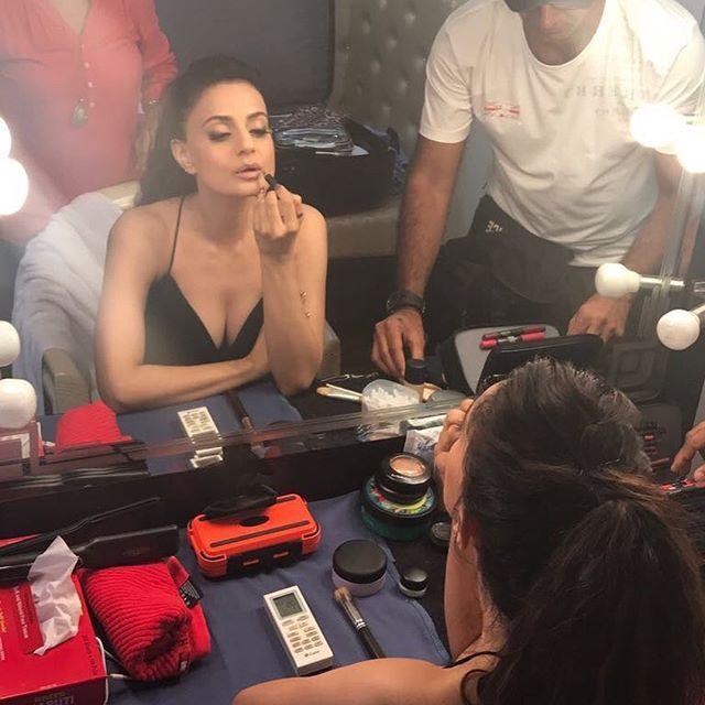 Actress Ameesha Patel Hot & Spicy Cleavage Never Seen Photos