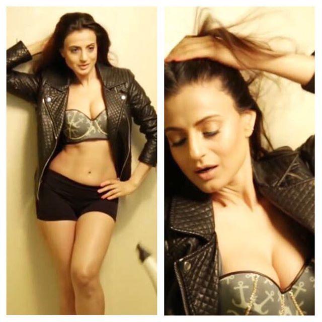 Actress Ameesha Patel Hot & Spicy Cleavage Never Seen Photos