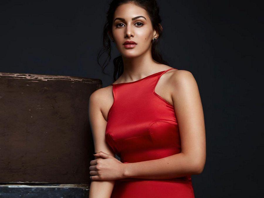 Actress Amyra Dastur 2017 Latest Hot & Spicy Stills