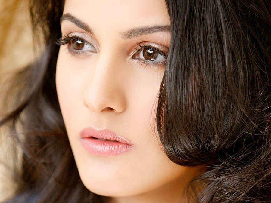 Actress Amyra Dastur 2017 Latest Hot & Spicy Stills