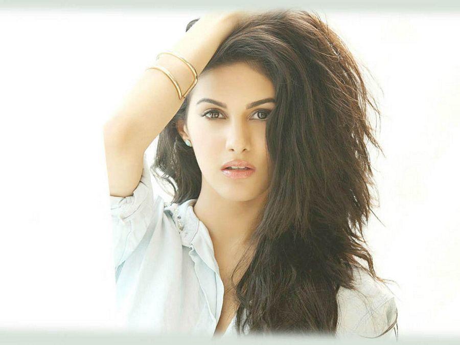 Actress Amyra Dastur 2017 Latest Hot & Spicy Stills