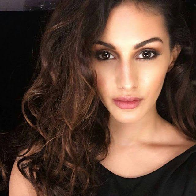Actress Amyra Dastur 2017 Latest Hot & Spicy Stills