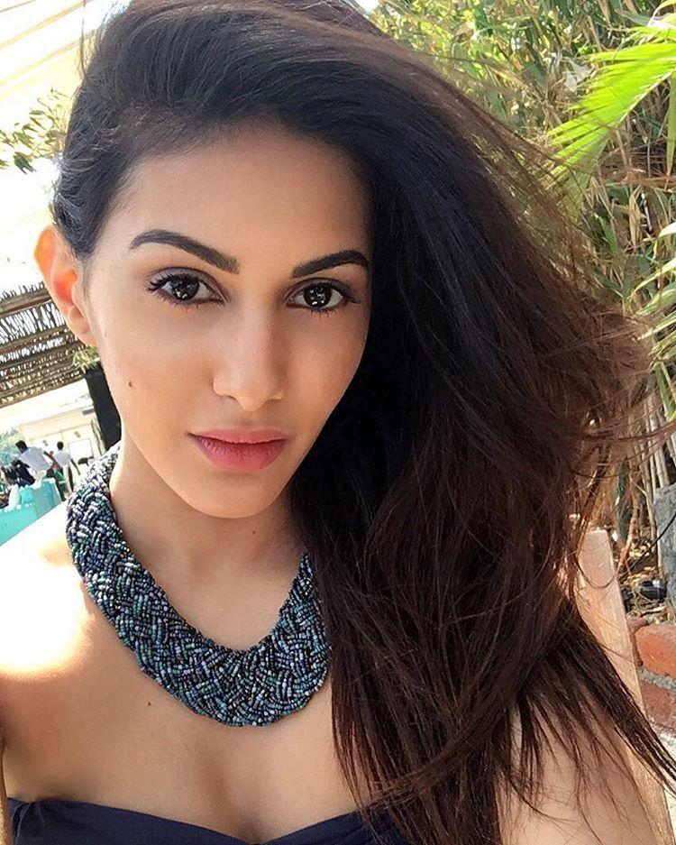 Actress Amyra Dastur 2017 Latest Hot & Spicy Stills