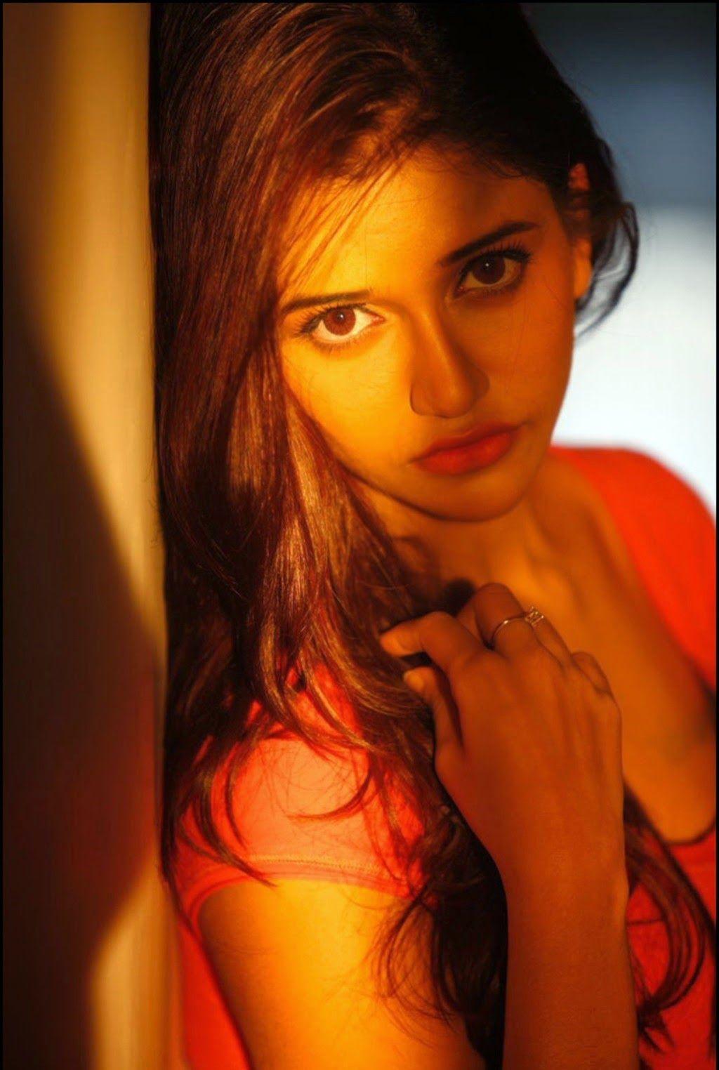 Actress Anaika Soti Smoking Hot & Spicy Photoshoot Pics