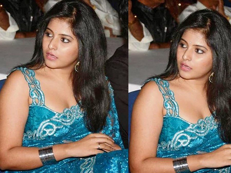 Actress Anjali Never Seen Navel Cleavage Show in Sexy Photo Gallery