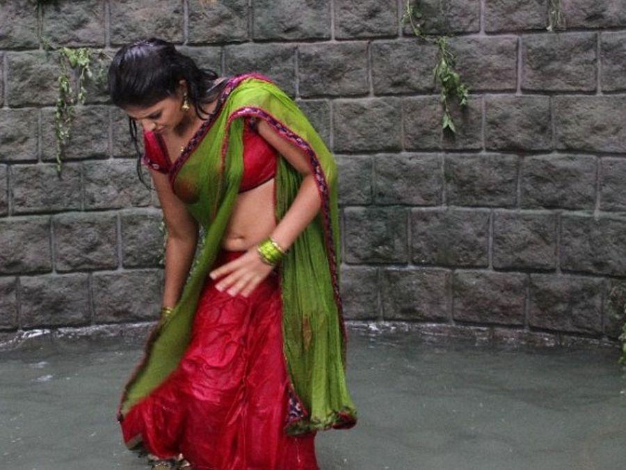 Actress Anjali Never Seen Navel Cleavage Show in Sexy Photo Gallery