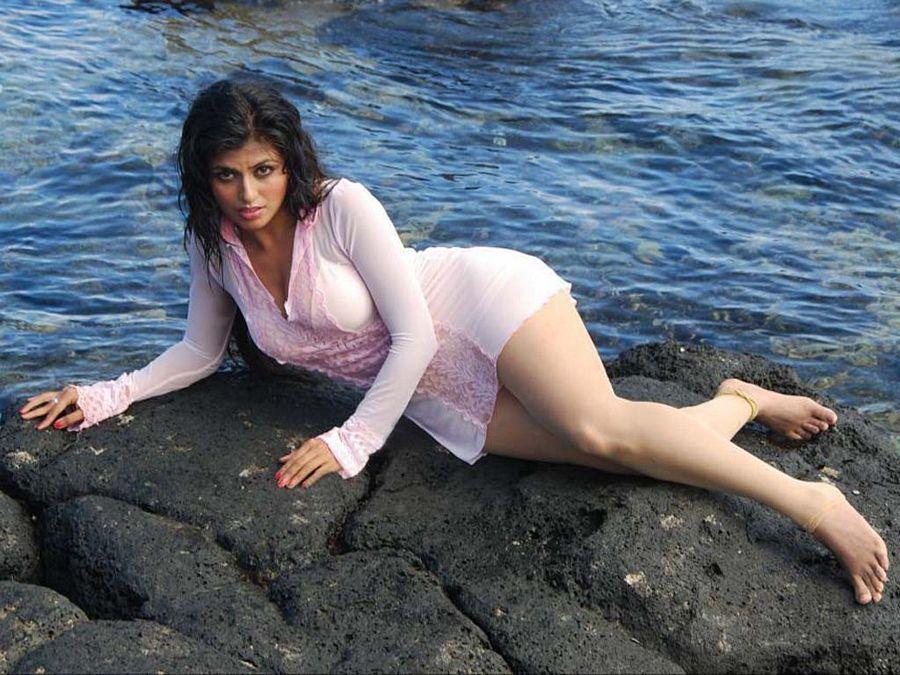Actress Arthi Puri Latest Hot Clevage & Sexy Stills