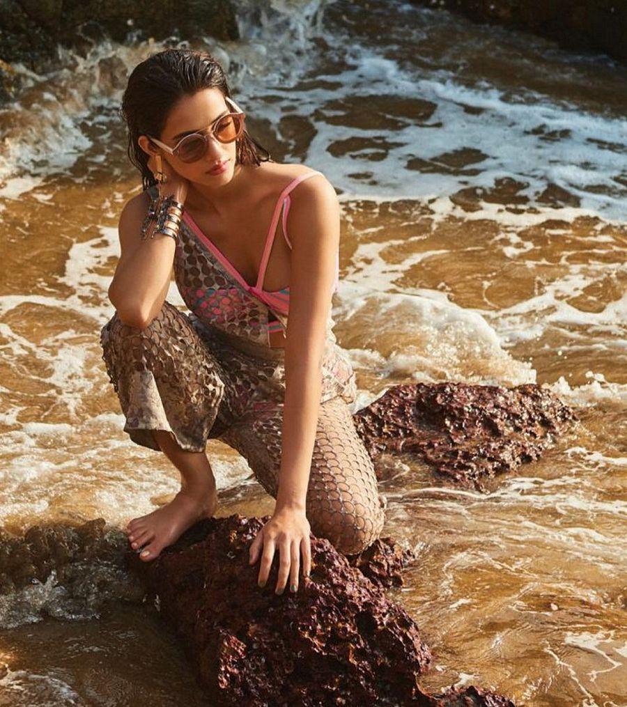 Actress Disha Patani Hot & Spicy Cleavage Photos are too Hot to Handle!