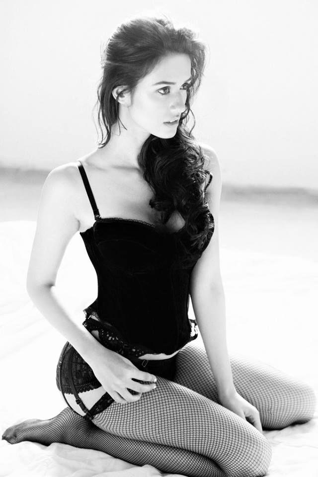 Actress Disha Patani Hot & Spicy Cleavage Photos are too Hot to Handle!