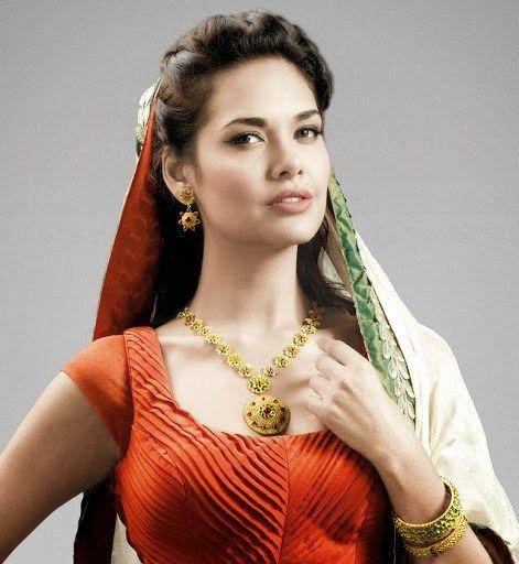 Actress Esha Gupta Latest Hot & Spicy Cleavage Stills