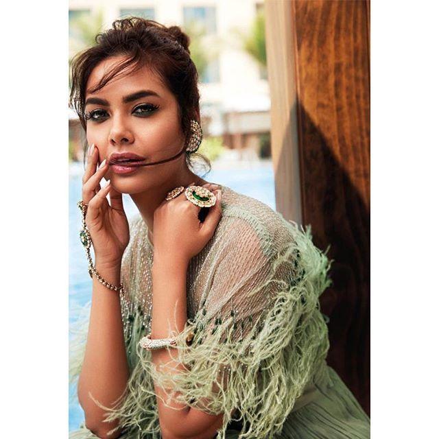 Actress Esha Gupta Latest Hot & Spicy Photos