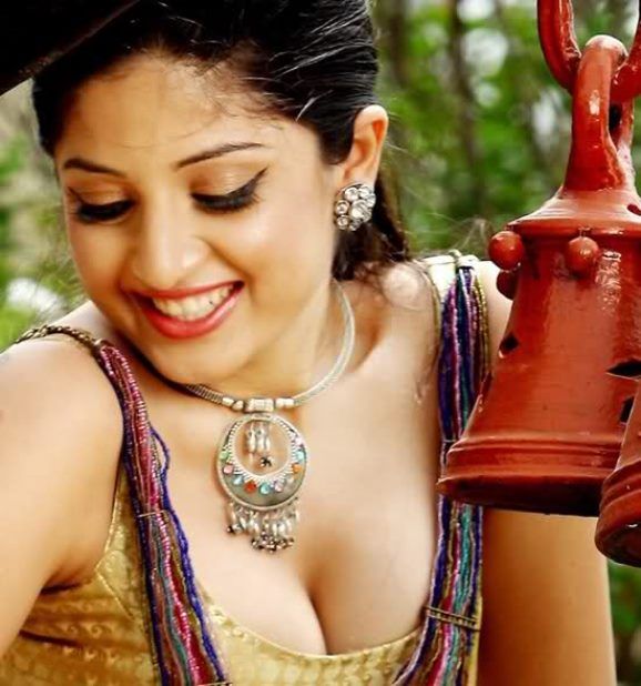 Actress Hot Spicy Cleavage Show Pics