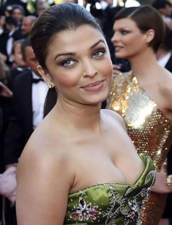 Actress Hot Spicy Cleavage Show Pics