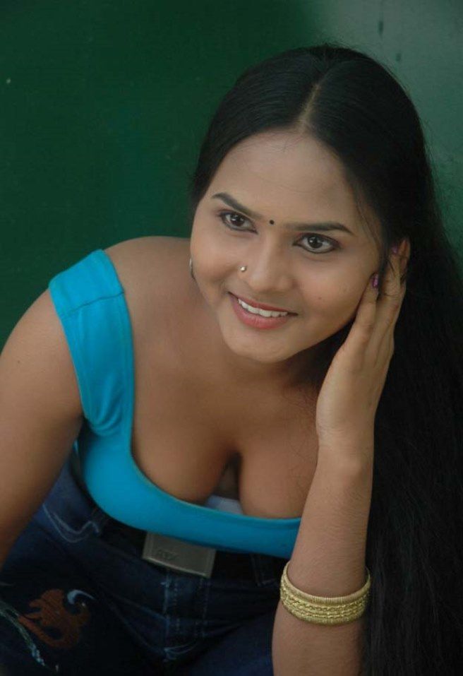 Actress Hot Spicy Cleavage Show Pics