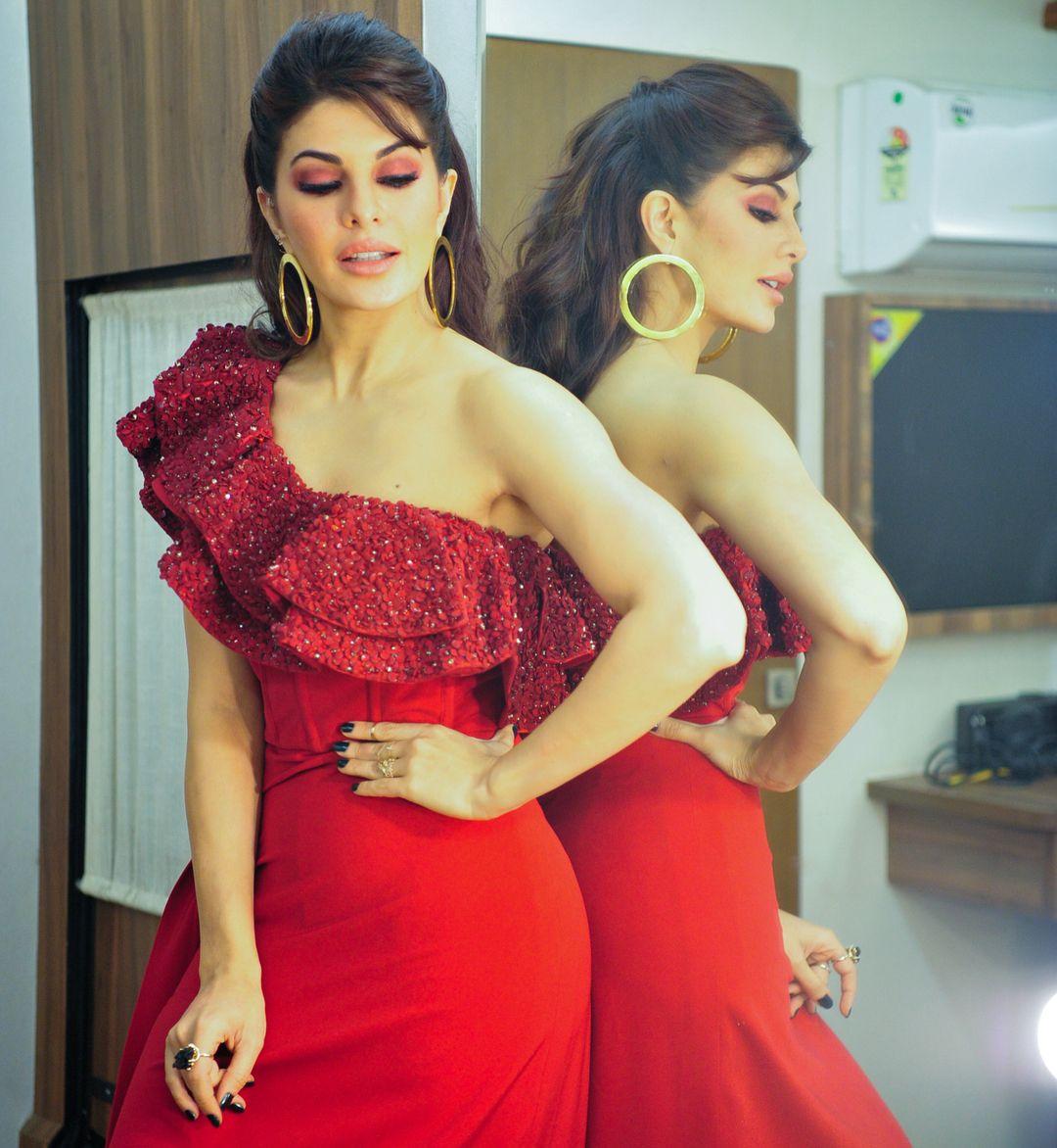 Actress Jacqueline Fernandez Hot Pics That Will Make You Slave Of Her Beauty