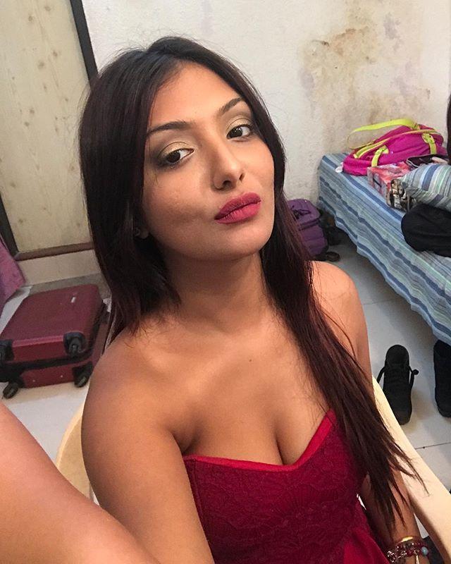 Actress Khushi Mukherjee's super HOT pics go viral yet again!