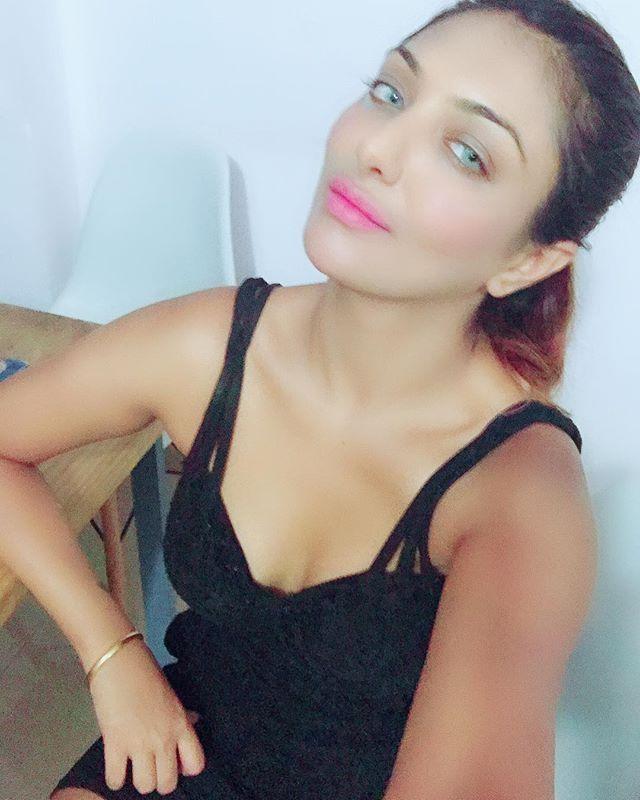 Actress Khushi Mukherjee's super HOT pics go viral yet again!