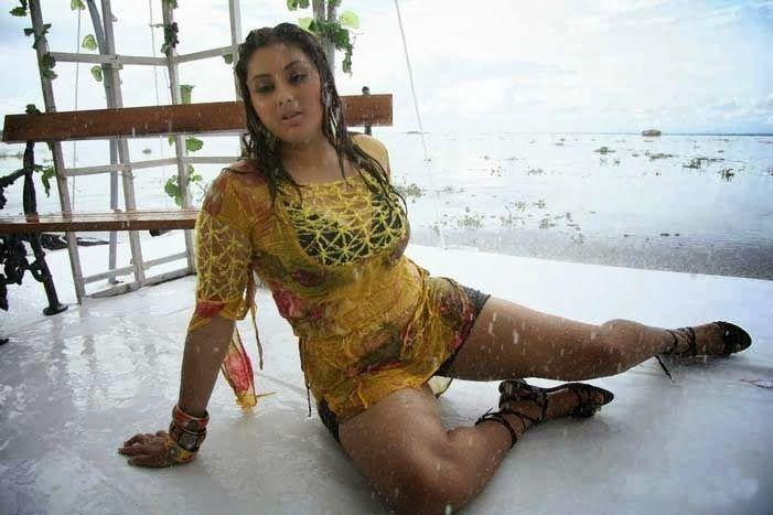 Actress Namitha Hot Navel & Cleavage Show Pics