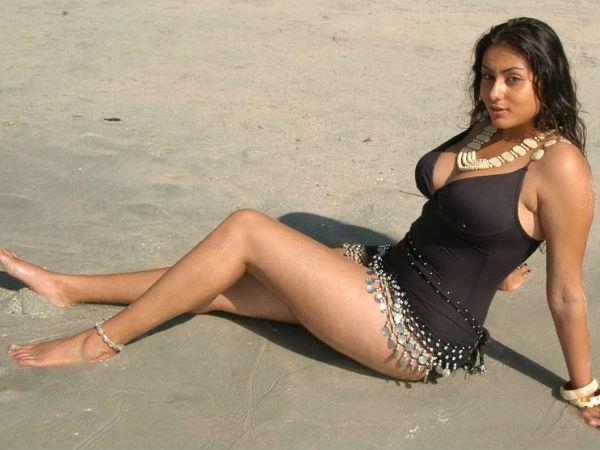 Actress Namitha Hot Navel & Cleavage Show Pics