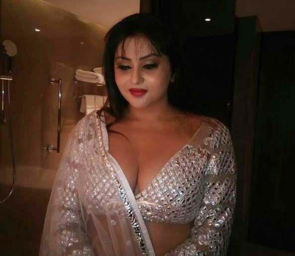 Actress Namitha Hot Navel & Cleavage Show Pics