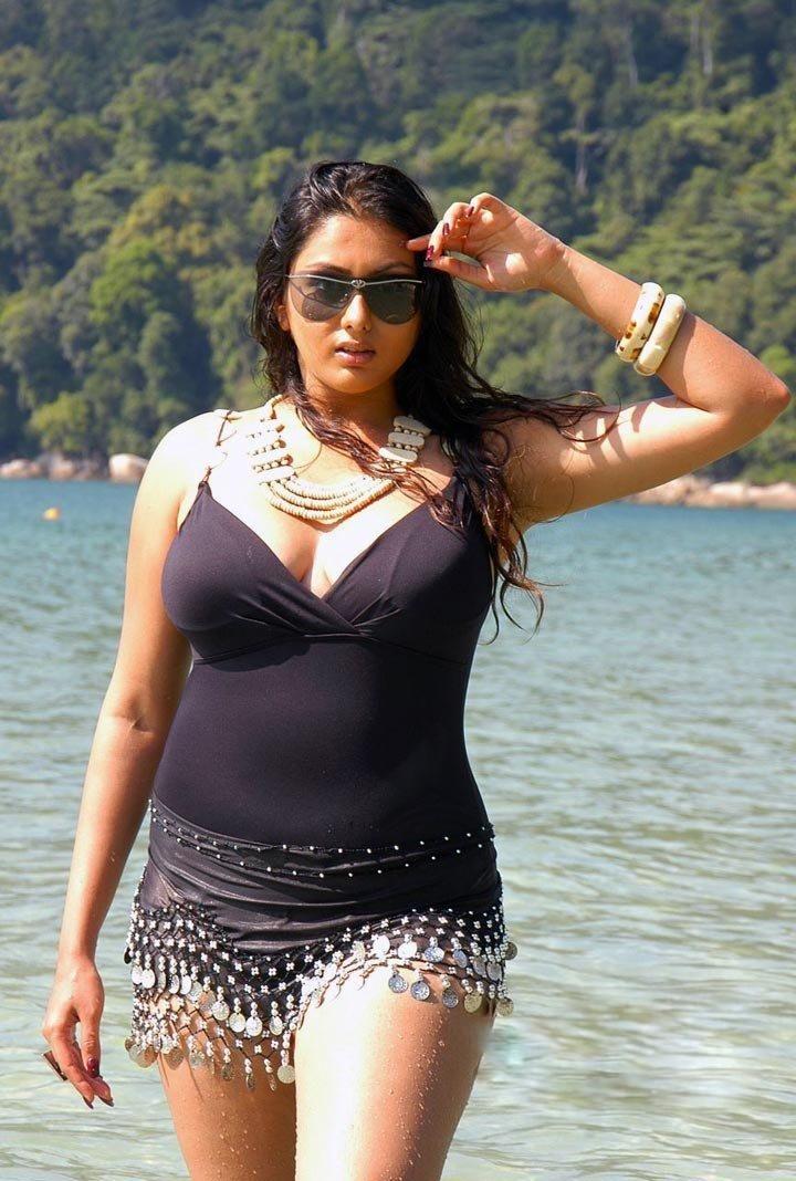 Actress Namitha Hot Navel & Cleavage Show Pics