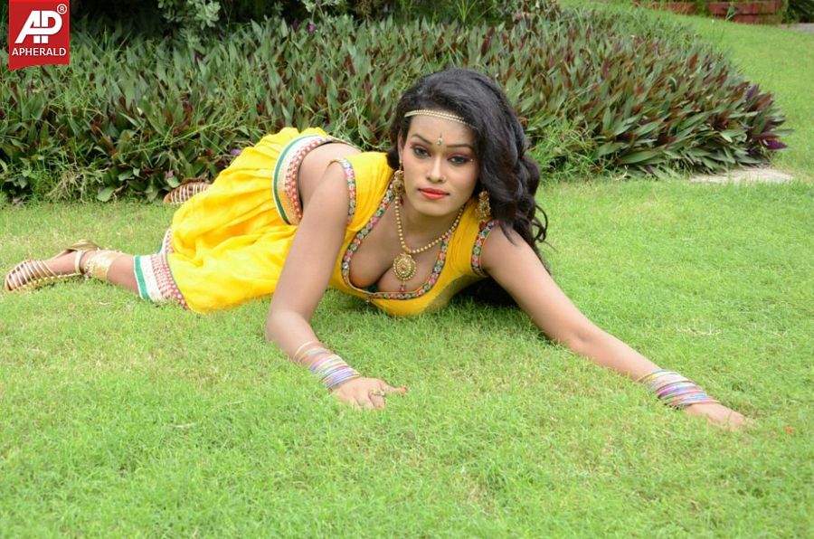 Actress Nisha Hot Sexy Photos