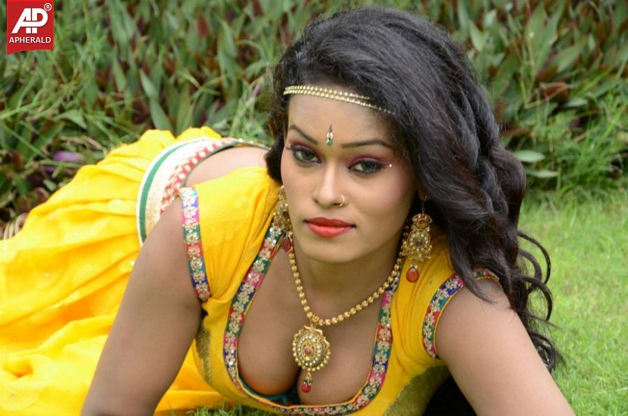 Actress Nisha Hot Sexy Photos