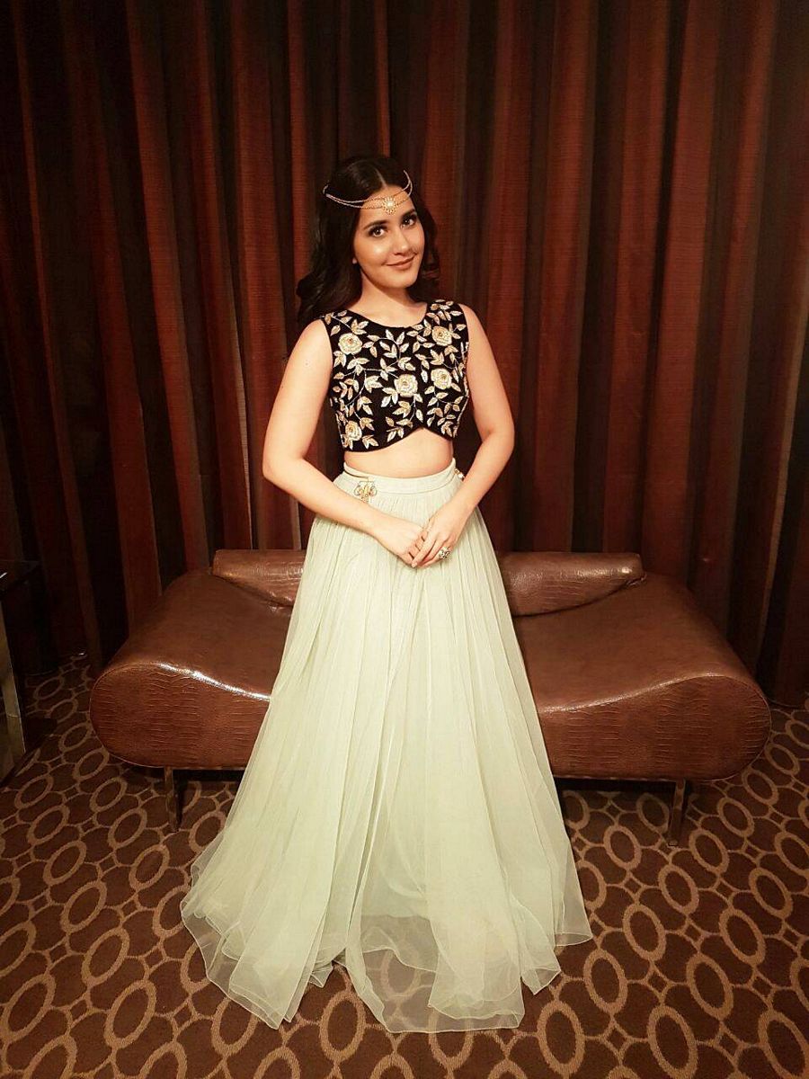 Actress Rasi Khanna Sexy Pictures