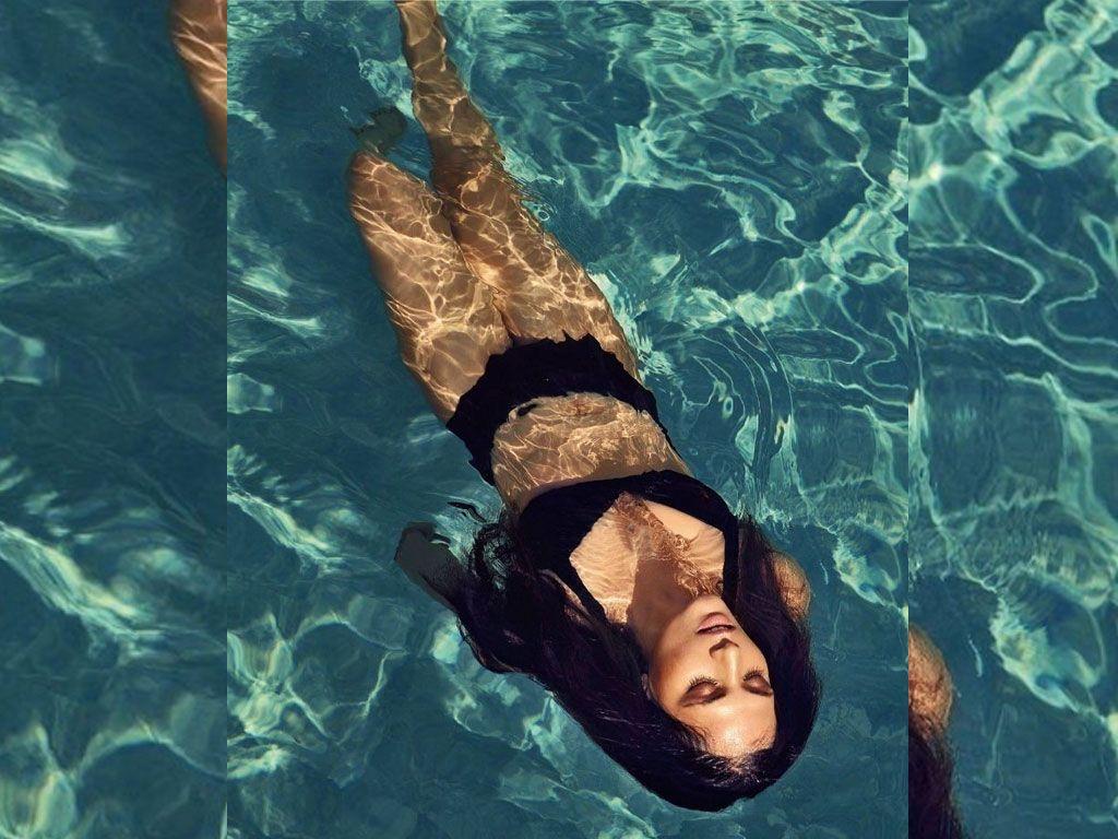 Actress Richa Chadda Hot & Sexy Cleavage, Bikini Show Stills