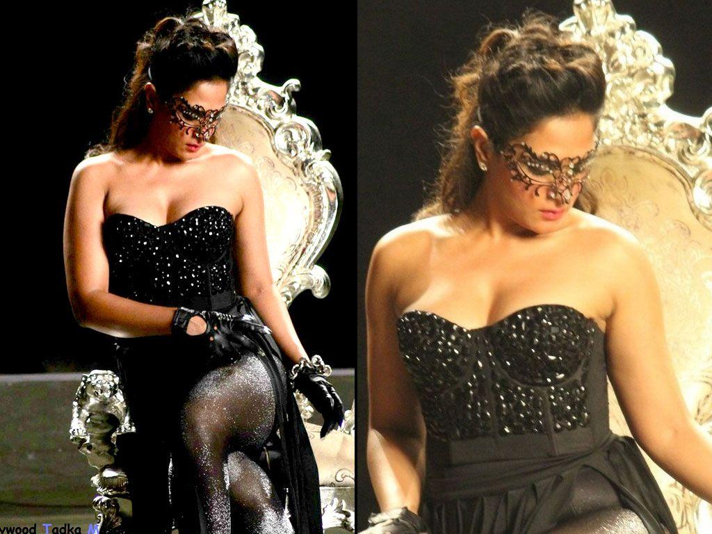 Actress Richa Chadda Hot & Sexy Cleavage, Bikini Show Stills