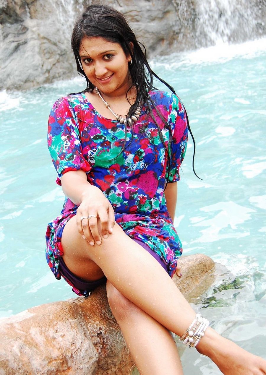 Actress Roopika Hot Navel Photos