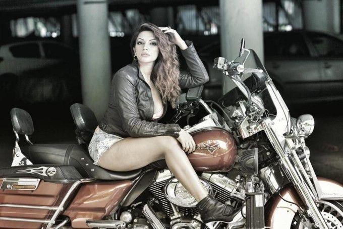 Actress Shama Sikander's super HOT pics go viral yet again!