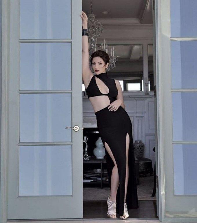 Actress Shama Sikander's super HOT pics go viral yet again!