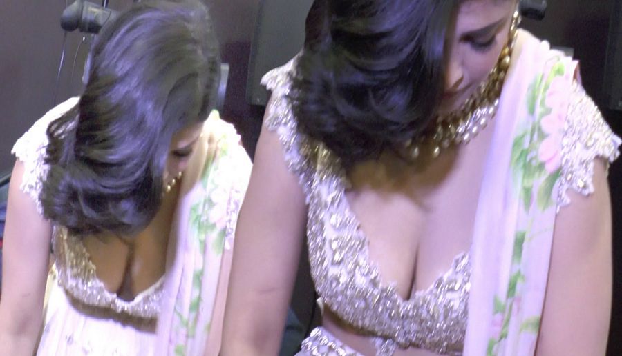 Actress Shruti Hassan Shows Her Cleavage Show Stills