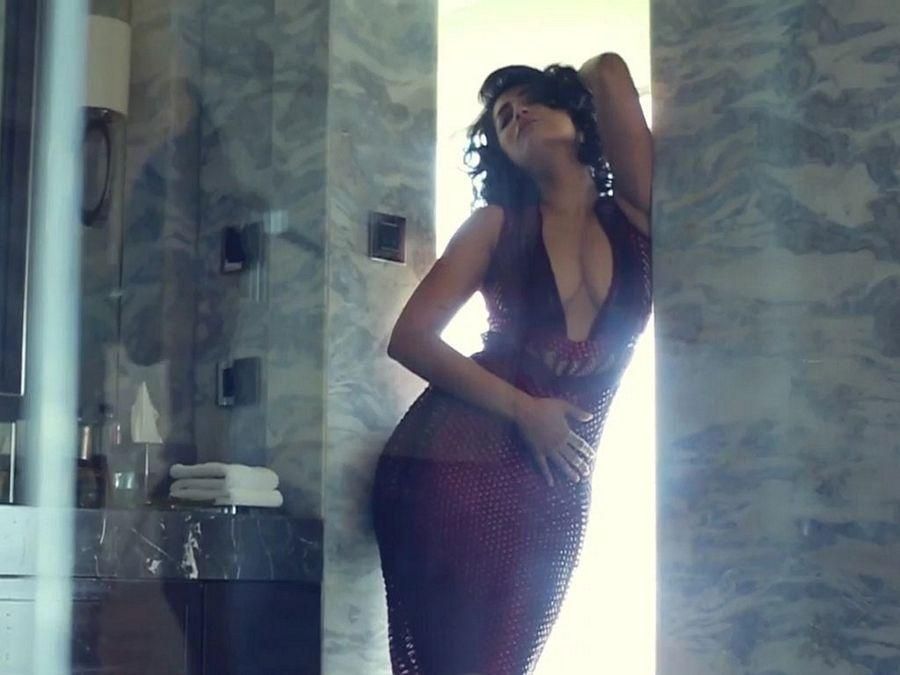 Actress Shruti Hassan Shows Her Cleavage Show Stills