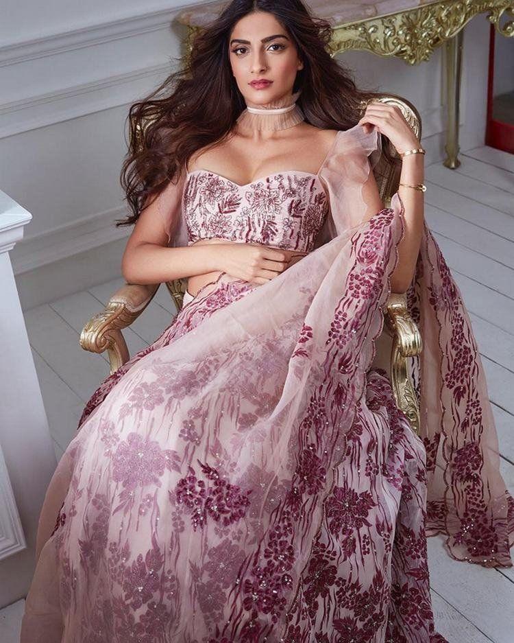 Actress Sonam Kapoor Stunning Hot Photos Collections!
