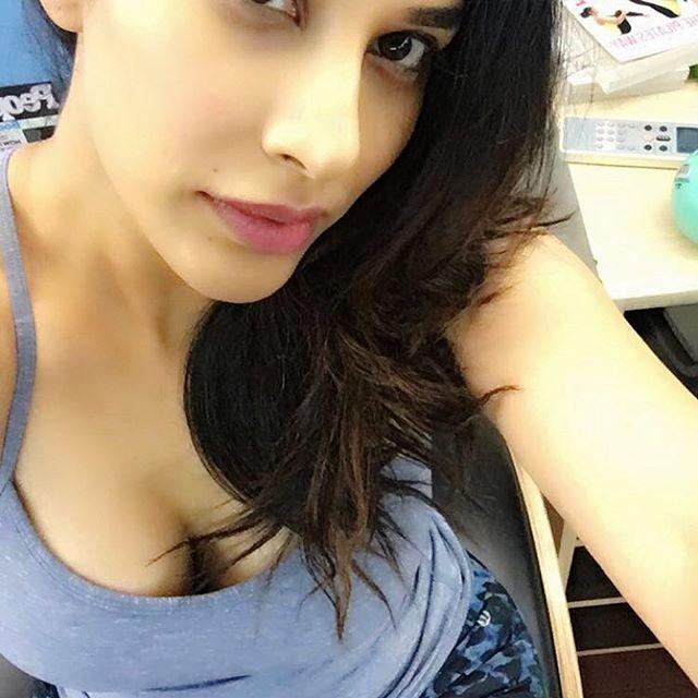 Actress Sophie Choudry Latest Hot & Spicy Photo Stills