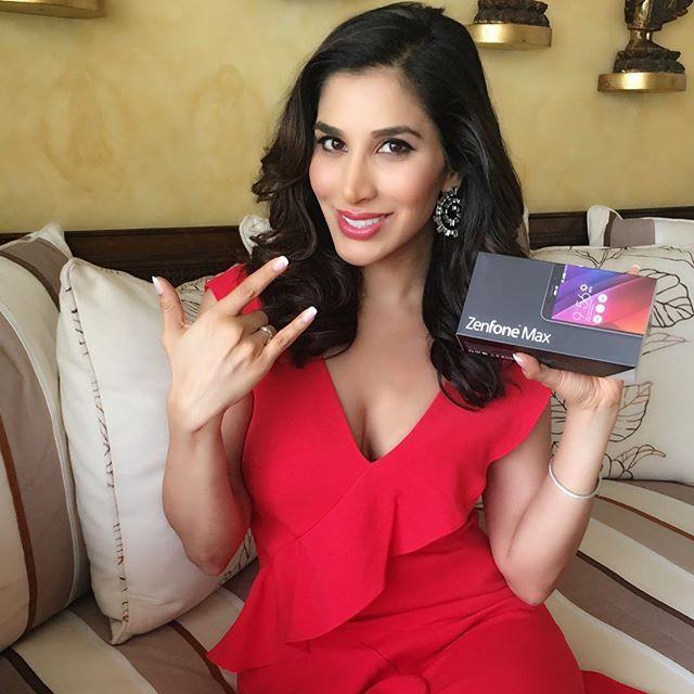 Actress Sophie Choudry Latest Hot & Spicy Photo Stills