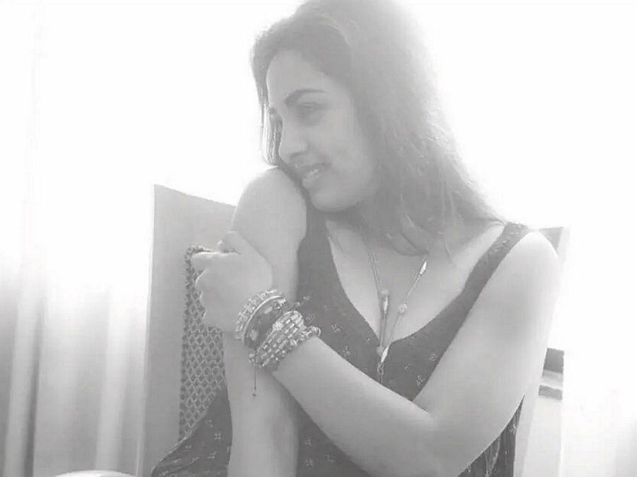 Actress Srushti Dhange showing her ample Cleavage,Belly & Thigh spicy Pictures