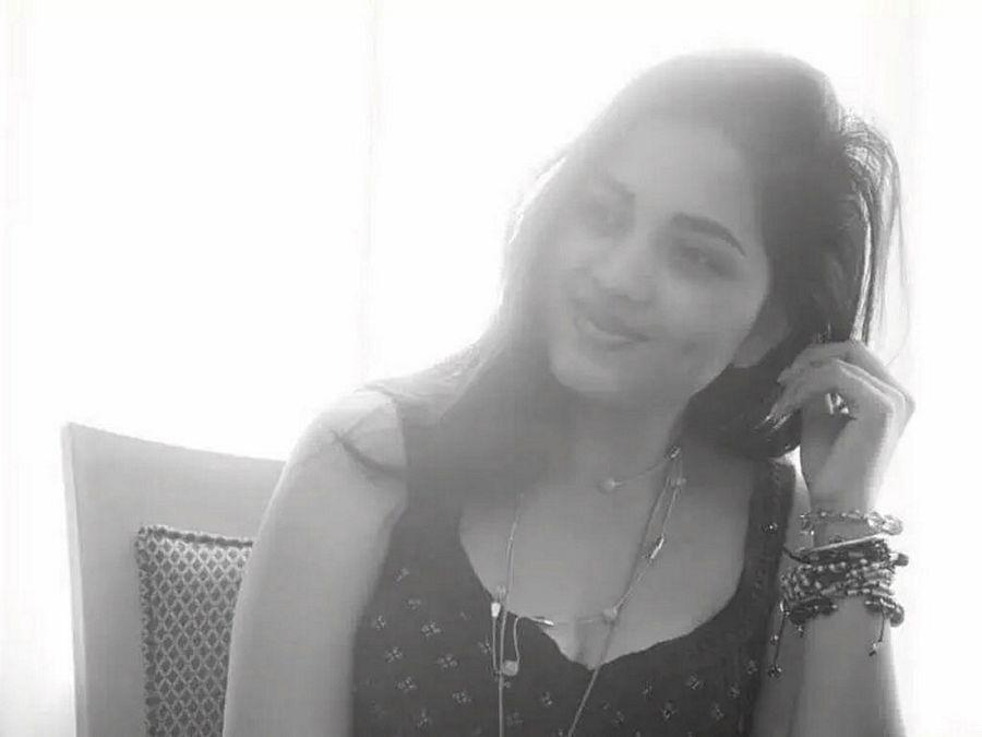 Actress Srushti Dhange showing her ample Cleavage,Belly & Thigh spicy Pictures