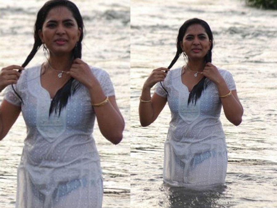 Actress Srushti Dhange showing her ample Cleavage,Belly & Thigh spicy Pictures