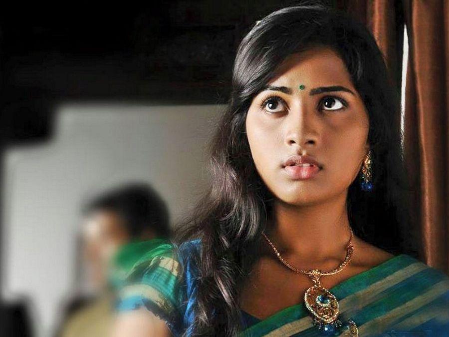 Actress Srushti Dhange showing her ample Cleavage,Belly & Thigh spicy Pictures