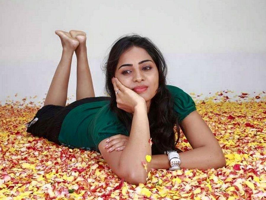 Actress Srushti Dhange showing her ample Cleavage,Belly & Thigh spicy Pictures