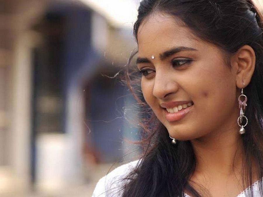 Actress Srushti Dhange showing her ample Cleavage,Belly & Thigh spicy Pictures