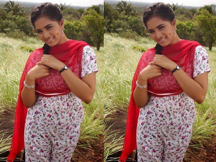 Actress Srushti Dhange showing her ample Cleavage,Belly & Thigh spicy Pictures