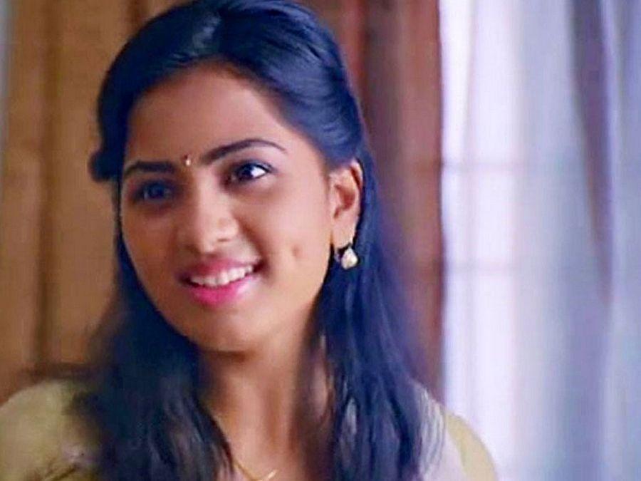 Actress Srushti Dhange showing her ample Cleavage,Belly & Thigh spicy Pictures