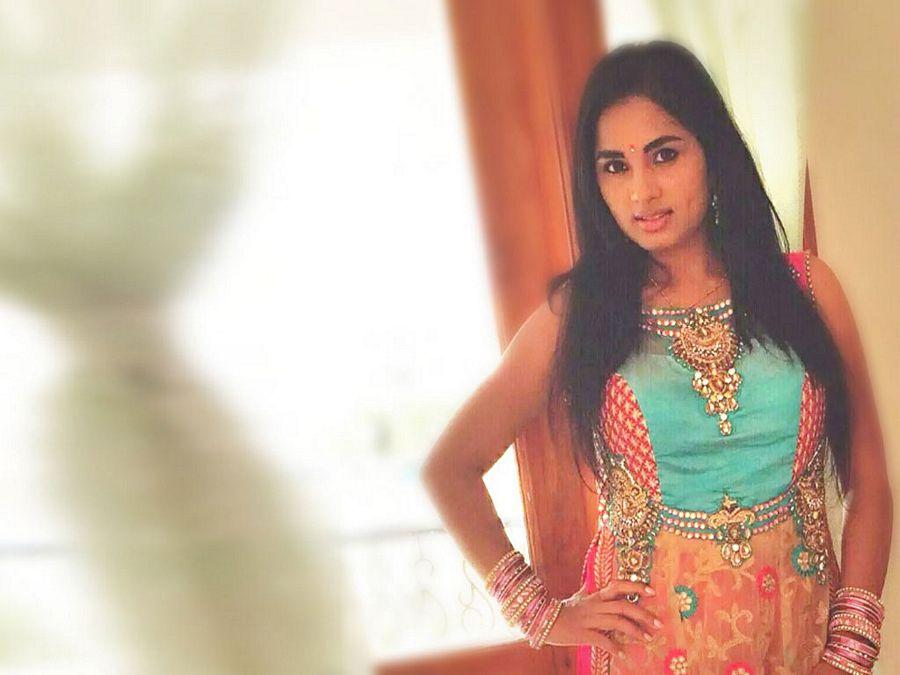 Actress Srushti Dhange showing her ample Cleavage,Belly & Thigh spicy Pictures